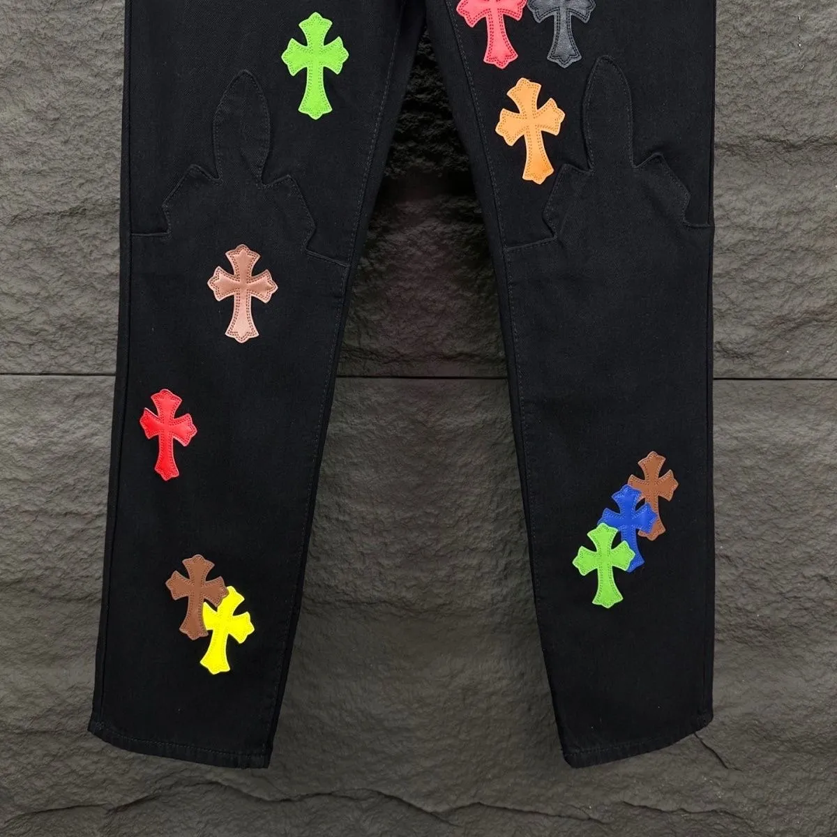 P280 💰 (Top version) Chrome hearts & Chrome hearts High-end Chrome hearts flame color leather cross patchwork leather jeans Original hardware accessories washed and other elevators, QR code analysis are all purchased from the original factory, high degree of restoration, you are welcome to compare the products ~ Three-dimensional version Loose and comfortable, not flattering, taller and slimmer Dachang Seiko Original factory quality control Same style for men and women Can be matched with couples Versatile recommendation Necessary jeans for all seasons Hipsters have been disappointed From the quality selection of fabrics, the tailoring of details, and the matching of patterns, everything is impeccable! The upper body is so handsome when worn...it can be easily worn by men, women and children! The craftsmanship is made of heavy-duty washed pure cotton denim fabric. After washing, it is soft and thick and looks very stylish when worn. Color: black Size: 28, 30, 32, 34, 36 (S-XXL)